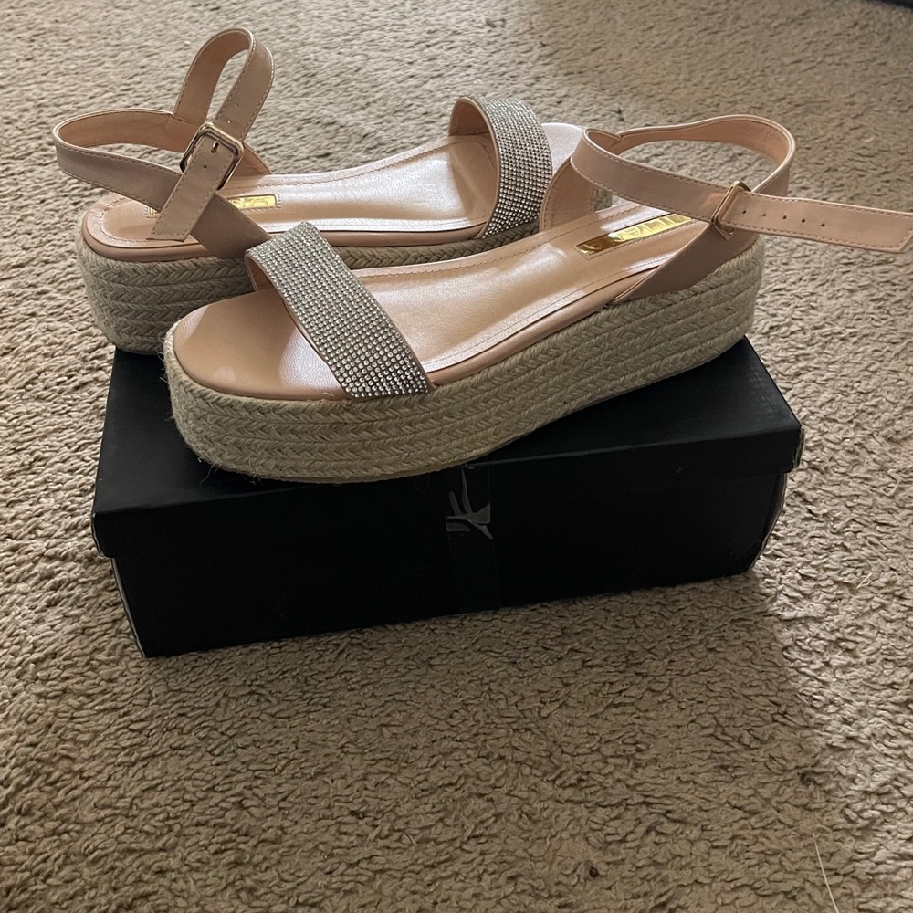 Women’s platform sandal. Brand new 😍